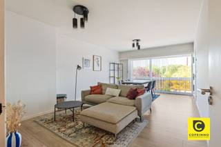 <p><span>Welkom in dit prachtige, moderne en functionele appartement in het vriendelijke Aartselaar!</span></p><p><span>Dit instapklare appartement van 90 m² (volgens EPC) combineert comfort, stijl en praktische leefruimte. Gelegen in een kleinschalig gebouw zonder lift, bevindt het appartement zich op wandelafstand van het dorpscentrum, met winkels, scholen en openbaar vervoer binnen handbereik.</span></p><p><span>Indeling:</span><span><br />De open woonkamer en eetruimte vormen samen een gezellige en ruime leefzone, ideaal om samen te komen met familie en vrienden. Grote schuifdeuren geven toegang tot het balkon met een ruim uitzicht op het groen.</span></p><p><span>De moderne, gesloten keuken is volledig uitgerust met kwalitatieve inbouwapparatuur en afgewerkt met een stijlvolle grijze tegelachterwand en warme houten accenten. Ruime werkbladen bieden voldoende plaats voor al uw culinaire activiteiten.</span></p><p><span>Het appartement beschikt over drie slaapkamers: twee ruime kamers met grote ramen voor veel natuurlijk licht, en een iets compactere kamer, perfect als bureau, babykamer of dressing.</span></p><p><span>De badkamer is praktisch en modern ingericht, met donkere tegels, een inloopdouche en een modern wastafelmeubel. Extra gemak biedt de ingebouwde wasmachine en droger. Het toilet is apart gelegen.</span></p><p><span>Extra troeven van dit appartement:</span></p><ul><li><span>Instapklaar en goed onderhouden </span></li><li><span>Veel natuurlijke lichtinval </span></li><li><span>Doorlopend appartement met slimme indeling </span></li><li><span>Drie slaapkamers </span></li><li><span>Kleinschalig gebouw voor maximale rust </span></li><li><span>Elektriciteit conform </span></li><li><span>Wandel afstand van het dorp van Aartselaar </span></li><li><span>Rustige buurt</span></li></ul><p><span>Met zijn lichte, moderne design, kwalitatieve afwerking en uitstekende ligging in Aartselaar, biedt dit appartement een ideale combinatie van comfort, stijl en praktische levenskwaliteit.</span></p>