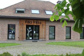 Veelzijdig praktijk- & handelspand ±400 m² – Duffel<br /><br />Stijlvol gerenoveerd pand, momenteel ingericht als multidisciplinaire groepspraktijk. Geschikt voor vrije beroepen, zorg, coaching, beauty & wellness, kantoor, handel, opleidingen en andere professionele activiteiten. Eén of meerdere ruimtes kunnen voltijds en exclusief gehuurd worden. Ook huur van het volledige pand is bespreekbaar.<br /><br />Beschikbare ruimtes<br />• Polyvalente zolder 180 m² – €875 + €219 kosten. Open ruimte met plafond tot 5 m, houten balken, 4 grote Veluxramen, dempende vloer en 2 douche-/badkamers. Geschikt voor kantoor, workshops, opleidingen, personal training, kine, yoga, pilates…<br />• Ruimte 1 – 18 m² – €595 + €149 kosten. Achterzijde, zicht op groen, gerenoveerd, videofoon.<br />• Ruimte 2 – 22 m² – €625 + €157 kosten. 3 hoge ramen, veel licht, privacyfolie, natuurprint en videofoon.<br />• Ruimte 3 – 11 m² – €395 + €99 kosten. Rustige, gezellige ruimte met natuurprint.<br />• Ruimte 4 – 11 m² – €410 + €103 kosten. Gerenoveerd, hoog raam en glazen steel-look deur met privacyfolie.<br />• Ruimte 5 – 18 m² – €675 + €169 kosten. Achterzijde met zicht op groen, in renovatie, eigen watervoorziening en 2 toegangen.<br /><br />Gemeenschappelijk gebruik inbegrepen: prachtige keuken/vergader-/presentatieruimte van 70 m² met 7 m lang kookeiland, volledig uitgeruste keuken, vergadertafel en presentatievoorzieningen. Ideaal voor vergaderingen, opleidingen en (kook)workshops. Daarnaast ruime inkom/wachtruimte, toiletten en opslagruimte.<br /><br />Uitstekende bereikbaarheid: 2 eigen + 3 aangrenzende parkeerplaatsen en gratis parking >100 wagens aan de overzijde. Bushalte op 60 m, station op 1,9 km en Nete-dijk op 2 min. wandelen.<br /><br />Vaste kosten incl. energie, water, wifi, onderhoud gemeenschappelijke delen, tuin/parking en brandveiligheid.<br /><br />Meerdere ruimtes of volledig pand huren? Contacteer ons voor een persoonlijk voorstel of bezoek.