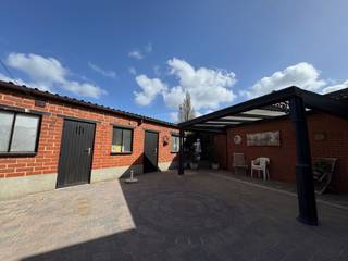 Deze heel rustig gelegen ruime woonst - naast de muizelmolen - (243 m² bruikbare oppervlakte, volgens EPC) zal na een kleine upgrade U verrassen met zijn troeven.<br />Alhoewel de energetische score niet zo goed is, kan door 4 ingrepen deze woning een gezellige en ruime thuis worden voor de nieuwe eigenaars.<br />- De zoldervloer kan geïsoleerd worden op een eenvoudige manier.<br />- Nieuwe ramen zijn een must.<br />- De elektriciteit wordt best ook op punt gezet.<br />- CV wijzigen op aardgas of warmtepomp.<br />Deze zouden niet meer dan 40.000 euro mogen kosten ... en dan hebt U terug een mooie thuis voor uw familie ne Uzelf.<br />U kan deze woning aanzien als een bungalow met een dak op ... alle woonfuncties zijn aanwezig op het gelijkvloers.<br />Badkamer, ruime keuken, 3 slaapkamers, kleine winkelruimte, grote leefruimte met haardcassette, overal radiatoren, en een ruime berging aan de keuken.<br />Centrale verwarming op mazout (tank reeds uit gebruik gesteld) maar er ligt gas in de straat.<br />Achter de bijgebouwen/garage ligt er een trage weg ... die U meeneemt naar mooie landelijk wandelingen in de regio. <br /><br />Er is tevens een weide achter de woning te koop met bijhorende koterijen ... voor uw paard, pony, geitjes of schapen ... zelfs een Kuurnse ezel kan.<br />Prijs exclusief de weide ... voor de weide vraagt men 15.000 euro.<br /><br />Voor een bezoek, meer info of een bod bel of email : <br />T : 056/705262<br />E : info@expertimmo.be<br /><br /><u>Wettelijke info : </u><br />EPC : F-label<br />Asbest : Niet-asbestveilig<br />Stedenbouw : Vergunning uitgereikt, Woon clustergebied met landelijk karakter, Geen dagvaarding uitgebracht, Geen voorkooprecht ruimtelijke ordening aanwezig, Geen verkavelingsvergunning, geen overstromingsgebied, niet gelegen in afgebakend oevergebied, geen Watergevoelig Openruimtegebied,<br />Risicozone overstroming : Neen<br />Waterinfo : 2 x A label (G- en P-score), dus droge voeten.