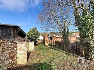 <p><span>Langs de Testeltsesteenweg, nabij het dorp van Langdorp, vindt u deze landelijke woning met een bewoonbare oppervlakte van ca. 138 m². <br />Een absolute troef is de diepe tuin van +/- 109m met prachtig zicht op achterliggende weilanden. <br />Hier geniet u van knap uitzicht over de Demervallei en een omgeving die uitnodigt tot wandelen en natuurbeleving.</span></p><p><span>Ligging &amp; bereikbaarheid<br />Naast het groene karakter is ook de ligging een sterk pluspunt:<br />- Op slechts 2,5 km van het centrum van Aarschot<br />- Op ca. 7 km van op- en afrit 22 Aarschot (E314), met vlotte verbinding richting Leuven/Hasselt en omgeving</span></p><p><span>Indeling &amp; comfort<br />De woning biedt een aangename mix van charme en modern wooncomfort:<br />- Inkom met apart toilet<br />- Badkamer met bad, douche en wastafel<br />- Een nieuw geïnstalleerde keuken in landelijke stijl <br />- Gezellige leefruimte aansluitend op de keuken<br />- Berging met centrale verwarming op aardgas<br />- Dubbele beglazing in alle ramen</span></p><p><span>Slaapkamers &amp; mogelijkheden<br />Op de verdieping zijn er 2 slaapkamers en een bureauruimte. <br />Er is een ongebruikt gedeelte van de zolder. Hier bestaat de uitbreidingsmogelijkheid tot een 3</span><span><sup>de</sup></span><span> slaapkamer met aansluitende badkamer (nodige voorzieningen zijn aanwezig).</span></p><p><span>Extra pluspunten: <br />- Het volledige dak werd in 2010 gerenoveerd <br />- Losstaande garage in de tuin</span></p><p><span>EPC &amp; renovatieverplichting<br />Het pand heeft een EPC-score E. Hierdoor is de renovatieverplichting van toepassing.</span></p><p><span>Interesse in deze woning met diepe tuin, aangenaam uitzicht en vlotte bereikbaarheid? <br />Neem gerust contact op voor meer info of een bezoek ter plaatse </span><span>op 013 31 25 22 of mail <span>nathalie@immodiest.be</span></span><span><br />We helpen u met een glimlach verder op zoek naar uw nieuwe thuis.<br />In afwachting van het bezoek kan u alvast de virtuele tour bekijken.</span><span> </span></p><p><span> </span></p><p><span> </span></p>