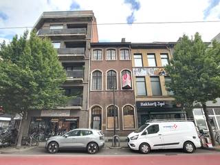 This trading house for sale is located on the Turnhoutsebaan in Borgerhout.Currently, the commercial building has been converted to the former pharmacy. At the back and on the upper floors is the living area. The house contains beautiful, authentic elements that can be preserved. The proximity to public transport and major access roads ensure good accessibility to and from Antwerp. Cosy cafes, restaurants, shops and schools are nearby.LAYOUT: Basement of approx. 84m². Ground floor: retail space (former pharmacy), office space, spacious kitchen and storage room with connection for washing machine and dryer. First floor: bathroom and very spacious multi-purpose room. Second floor: spacious room and two extra bedrooms.Habitable attic.Are you interested in an apartment or home for sale in Antwerp? Don't hesitate to contact us. If you would like to offer your own property for sale, contact us for a free estimate, by phone at 03/206.76.76 or by email to antwerpen@dewaele.com. For all other questions regarding real estate, you can also always contact our office in Antwerp! This property is subject to the renovation obligation imposed by the Flemish government for residential buildings (unless demolished within 5 years of purchase). For more information, consult the website of the Flemish Energy and Climate Agency at https://www.vlaanderen.be/een-woning-kopen/renovatieverplichting-voor-residentiele-gebouwen