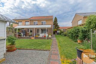 MERE - In een rustige en kindvriendelijke verkaveling te Mere bevindt zich deze verzorgde en leuke gezinswoning. De woning werd doorheen de...