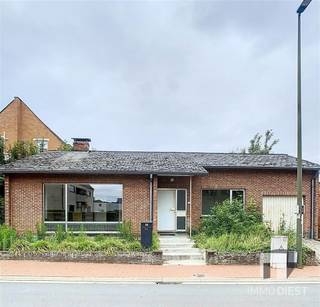 Welkom in deze charmante bungalow, ideaal gelegen in het Webbekom. Deze bungalow is gunstig gelegen voor wie snel aan de opritten van de...