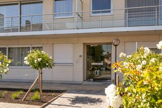 Bent u op zoek naar een verzorgd hoekappartement met een uitstekende ligging en alle comfort binnen handbereik? Dit lichtrijke appartement op de derde verdieping van Residentie Cristina combineert een zongerichte leefruimte, twee terrassen en een vlotte bereikbaarheid met een goed onderhouden residentie.<br /><br /><strong>Ligging: </strong>Het appartement is uitstekend gelegen, vlak bij het park en op wandelafstand van het centrum van Roeselare. Winkels, openbaar vervoer, het station, de ring en de autosnelweg bevinden zich in de onmiddellijke omgeving, waardoor u geniet van een ideale combinatie van rust, bereikbaarheid en stedelijke voorzieningen.<br /><br /><strong>Indeling van het appartement:</strong><br />Via de ruime inkomhal met gastentoilet bereikt u de lichtrijke, zongerichte woonkamer. Aansluitend bevindt zich de keuken met een praktische keukenberging. Verder beschikt het appartement over twee volwaardige slaapkamers en een badkamer. Zowel aan de voor- als achterzijde is een terras aanwezig, zodat u op elk moment van de dag kunt genieten van een aangename buitenruimte. Achteraan is bovendien een handige buitenberging voorzien.<br /><br /><strong>Technische eigenschappen:</strong>
<ul>
<li>Residentie Cristina is een goed onderhouden residentie.</li>
<li>Diverse renovatiewerken werden reeds uitgevoerd, waaronder het platte dak, de liften, de balkons en balustrades, de rookgasafvoerkanalen, de videofoon, de brievenbussen en de voortuin.</li>
<li>Private kelderberging aanwezig.</li>
<li>Gemeenschappelijke fietsenberging aanwezig.</li>
</ul>
<strong>Extra troeven:</strong>
<ul>
<li>Verzorgd hoekappartement met veel natuurlijke lichtinval.</li>
<li>Twee terrassen aan voor- en achterzijde.</li>
<li>Private garage naast het gebouw optioneel aan te kopen voor € 25.000.</li>
<li>Parkeerplaatsen voorzien voor bewoners en bezoekers.</li>
<li>Uitstekende ligging nabij het centrum, het park en belangrijke invalswegen.</li>
</ul>
<strong>Interesse? </strong>Neem contact op met ons kantoor voor meer informatie of plan een vrijblijvend bezoek aan het appartement. Bel ons op T. 051|201.400 en ontdek zelf de troeven van deze interessante eigendom.
