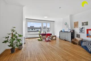<p><span>We vinden dit ruime en verzorgde 2-slaapkamer appartement op de vierde verdieping</span><span> van een goed onderhouden gebouw met lift. Het appartement is zeer degelijk van structuur maar heeft een opfrissing nodig.</span></p><p><span>Gelegen op het Valaar, een gezellige wijk met winkels (Carrefour), scholen en alle vormen van openbaar vervoer op een steenworp te bereiken. Goede verbinding met autosnelwegen wegens directe nabijheid van de A12 en de oprit van de Ring rond Antwerpen.</span></p><p><span> </span></p><p><span>Indeling:</span></p><p><span>Bij het betreden van het appartement komt u in de inkomhal met vestiaire en apart toilet. Aan de voorzijde is er de ruime woonkamer op parketvloer. De grote raampartijen zorgen voor veel lichtinval. Links van de woonkamer bevindt zich de keuken die voorzien is van een kastenwand met gaskookplaat, dampkap en gootsteen.</span></p><p><span>Via de centrale hal bereikt u achteraan de 2 volwaardige slaapkamers (15 m</span><span><sup>2</sup></span><span> en 10 m</span><span><sup>2</sup></span><span>) waarvan de kleinste toegang biedt tot het terrasje met inbouwkast en rolluik.</span></p><p><span>Verder is er nog de badkamer met ligbad en lavabomeubel. Tevens is hier ook aansluiting voor wasmachine aanwezig. </span></p><p><span>In de kelderverdieping van het gebouw is er een privatieve bergruimte aanwezig. Fietsen kunnen gestald worden in de gemeenschappelijke fietsenberging.</span></p><p><span> </span></p><p><span>Pluspunten</span></p><ul><li><span>Centrale locatie met vlotte bereikbaarheid</span></li><li><span>Grote ruimtes en logische indeling</span></li><li><span>Gratis parkeergelegenheid voor de deur </span></li><li><span>Recente condensatieketel van 2023</span></li></ul><p><span> </span></p><p><span>De vaste maandelijkse kosten bedragen € 125,- en omvatten syndicus, provisie water, onderhoud lift, blokpolis en minuterie.</span></p><p><span> </span></p><p><span>EPC: 173 kWh/m² jaar - B-label</span></p><p><span>Waterinfo: G-score A - P-score A</span></p><p><span> </span></p><p><span>Voor meer info of een bezoek ter plaatse bel 03/449.42.41 of surf naar <span>www.habicom.be</span></span></p><p><span>Benieuwd naar de waarde van jouw woning? Check het gratis op <span>www.watismijnhuiswaard.be</span></span></p><p><span> </span></p><p><span> </span></p>