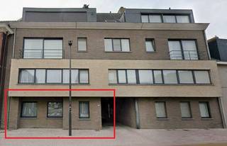 Het appartement bevindt zich in het centrum op wandelafstand van : supermarkt, overige winkels, scholen, academie voor beeldende kunsten, kerk en gemeentehuis. Bushalte op 150m alsook woonzorgcentrum Arendonk is vlakbij. Nieuw te bouwen multidisciplinaire medische voorzieningen zijn voorzien op het terrein van het voormalige schooltje tegenover de bushalte.<br />Garages en parking voor bezoek enkel toegankelijk via slagboom. <br />Dit appartement heeft een eigen inkom en privegarage. De kelder is met lift en trap via de andere ingang bereikbaar.<br />Indeling: Hal met apart gastentoilet en aanpalende berging. Leefruimte met open keuken, ruim terras met elektrisch bediende zonneluifel, onder plan ontworpen privatieve tuin, garage met manuele kantelpoort, nachthalletje, badkamer met douche, toilet en lavabomeubel, 2 ruime slaapkamers en private kelderberging.<br /><br />Het appartement is zeer goed onderhouden, volledig herschilderd en is verrassend ruim (117m2). De keuken is nagenoeg als nieuw, de badkamer geriefelijk en netjes.<br /><br />De aparte inkomhal en het gastentoilet hebben een klassevolle uitstraling met de granieten vloer. De leefruimte (38m2) geeft via schuifraam in de achtergevel toegang tot het terras en tuin. Door de zuid west oriëntatie van het perceel, profiteer je optimaal op (licht) zonnige dagen. Eveneens aan de tuinzijde bevindt zich de open keuken; compleet ingericht met inbouwtoestellen (MIELE vaatwasser, koelkast, vriezer met lades, hete lucht combi-oven en keramische kookplaat, uitschuifbare Novy afzuigkap). De optrekgordijnen blijven hangen en zorgen m.n. in de winter voor een aangenamer gevoel. <br />Grenzend aan de inkomhal is een berging (6,50m2) waar de technische installaties staan en aansluiting voor wasmachine en droogkast. Aan de voorzijde liggen 2 ruime slaapkamers met dubbele beglazing. De aanwezige glasgordijnen en overgordijnen kunnen indien gewenst blijven hangen. <br />De badkamer is praktisch ingericht met douche, wastafelmeubel en spiegelkast + verhoogd toilet.