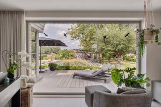 <p><strong>Volledig gerenoveerde woning met 5 slaapkamers, zwembad en prachtig aangelegde tuin op 1.643 m².</strong></p>
<p><strong>BEKIJK ZEKER ONZE (VIRTUELE) GRONDPLANNEN EN ATTESTEN VOOR DE INDELING EN EXTRA INFORMATIE.</strong></p>
<p>Bent u op zoek naar een ruime en volledig gerenoveerde woning met een uitzonderlijk aangename tuin en een vrij uitzicht achteraan? Dan is deze karaktervolle woning in Hombeek zeker een bezoek waard. <br /><br />Met een bewoonbare oppervlakte van maar liefst 359 m², vijf slaapkamers, twee badkamers, een afzonderlijke bureauruimte en dressing biedt de woning bijzonder veel ruimte voor een gezin of kan dienst doen als kangoeroewoonst. De woning onderging in 2014 een totaalrenovatie en combineert het karakter van de oorspronkelijke woning met een hedendaagse en verzorgde afwerking. De ruime leefruimte met haard sluit mooi aan op de lichtrijke eetplaats en de volledig uitgeruste keuken met kookeiland. Grote raampartijen zorgen voor een sterke verbinding met het terras en de fraai aangelegde tuin. <br /><br />Buiten vormt het perceel van 1.643 m² een absolute troef. De tuin werd in 2019 volledig aangelegd en beschikt over verschillende terrassen, een vijver, volwassen beplanting en een verwarmd zwembad van 8 x 4 meter. Achteraan geniet u bovendien van een prachtig open zicht over de omliggende velden.<br /><br />Ook technisch staat de woning sterk met EPC-label A, conforme elektriciteit, 26 zonnepanelen, ventilatiesysteem D en een laadpaal. Het asbestattest vermeldt de woning als asbestveilig.<br /><br />De woning combineert een rustige, groene ligging met een uitstekende bereikbaarheid dankzij de vlotte verbinding naar Mechelen, de A12 en de E19. Winkels, scholen en openbaar vervoer bevinden zich bovendien in de nabije omgeving.</p>
<p><strong>ALGEMENE KENMERKEN:</strong></p>
<ul>
<li><span>Totaalrenovatie uitgevoerd in 2014</span></li>
<li>Rustige, landelijke ligging in Hombeek met een uitstekende bereikbaarheid naar Mechelen, de A12 en de E19, en nabij winkels, scholen en openbaar vervoer</li>
<li>5 slaapkamers, 2 badkamers, aparte bureauruimte en dressing</li>
<li>Royale leefruimte, eetkamer en volledig uitgeruste keuken</li>
<li>Prachtig aangelegde tuin met verschillende terrassen, vijver en volwassen beplanting</li>
<li>Verwarmd zwembad (warmtepomp, 2025) van 8 x 4 meter, aangelegd in 2019</li>
<li>Open en landelijk uitzicht achteraan</li>
<li>Voldoende parkeerplaatsen</li>
</ul>
<p><strong>TECHNISCHE KENMERKEN:</strong></p>
<ul>
<li>Zeer gunstige EPC-score: 69 kWh/(m²/jaar) - Label A</li>
<li>Elektrische installatie woning conform AREI - 3-fasen</li>
<li><span>Asbestveilig</span></li>
<li>Centrale verwarming op aardgas</li>
<li>26 zonnepanelen (2019) – opbrengst van ca. 7.000 kWh/jaar</li>
<li><span>Ventilatiesysteem type D</span></li>
<li><span>Laadpaal</span></li>
<li>Regenwaterput van 10.000 liter</li>
<li>Elektrische zonnescreens en rolluiken aan de zuidkant</li>
<li><span>Videofoon</span></li>
<li><span>Aansluiting alarminstallatie</span></li>
</ul>
<p><strong>INDELING:</strong></p>
<p><u>Gelijkvloers</u></p>
<ul>
<li>Ruime inkomhal met apart toilet</li>
<li>Grote leefruimte met zithoek en haard</li>
<li>Lichtrijke eetplaats met directe verbinding naar terras en tuin</li>
<li>Ruime, volledig uitgeruste keuken met centraal kookeiland</li>
<li><span>Afzonderlijke bureau- of praktijkruimte</span></li>
<li>Eerste badkamer met douche, toilet en lavabo</li>
<li><span>Wasplaats en berging</span></li>
</ul>
<p><u>Eerste verdieping</u></p>
<ul>
<li><span>Nachthal</span></li>
<li><span>Meerdere ruime slaapkamers</span></li>
<li><span>Dressing</span></li>
<li>Tweede badkamer met inloopdouche, ligbad en lavabo</li>
<li><span>Afzonderlijk toilet</span></li>
</ul>
<p><u>Tweede verdieping</u></p>
<ul>
<li><span>Ingerichte zolderruimte / slaapkamer</span></li>
</ul>