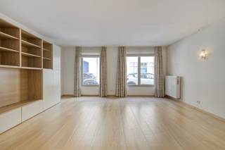 Dit appartement gelegen in een kleinschalige residentie aan de Sint-Niklaasstraat 14 te koop - vertegenwoordigt een unieke kans voor wie op zoek is naar een uitzonderlijke woonervaring centraal in Brugge centrum. Met een genereus bewoonbaar oppervlak van 113 m² en een terras van 23 m² + tuintje, biedt deze residentie een ongeëvenaard comfort en ruimte in het hart van de stad. De strategische ligging, op slechts enkele meters van de welgekende Steenstraat, positioneert dit appartement te midden van de meest gewilde commerciële en culturele voorzieningen van Brugge, zonder in te boeten aan de nodige rust. Verder is er een ondergrondse staanplaats aanwezig die apart kan aangekocht worden. Indeling als volgt:- Inkom (2,60 m²)- Leefruimte (31,77 m²)- Eetplaats (19,70 m²)- Keuken met aansluitende berging (6 m²)- Bureauhoek (1,5 m²)- Lichtstraat naar slaapvleugel (4,5 m²) - Slaapkamer 1 (14,35 m²) met badkamer (2,4 m²)- Nachthal met ingemaakte kast (3,22 m²)- Slaapkamer 2 (18,45 m²)- 2de badkamer (4,66 m²)- Wasplaats (2,50 m²)- Toilet (1,4 m²)Extra's:- Zonnig terras (23,15 m²) + tuin (+/- 30 m²)- Ondergrondse staanplaats