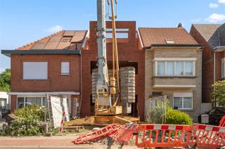 <p><span>Deze nieuwbouwwoning (in afwerkingsfase) met mooie gevelsteen, ligt in de Sint-Lambertuslaan (zone 30), één van de mooiste lanen van het rustige Muizen. In de voortuin beschikt u over een autostaanplaats en een wachtkabel voor het opladen van een elektrische auto. In de achtertuin kijkt u vanop het terras ongehinderd uit op de groene omgeving. Daarnaast beschikt de tuin over een tuinhuis, opgetrokken in dezelfde gevelsteen als de woning.. Het parkgebied langs de Dijle, dat populair is bij fietsers en wandelaars, ligt niet al te ver achter uw tuin. In deze woning is veel aandacht gegeven aan een goede lichtinval en voldoende comfort. De BEN-woning is voorzien van dikke isolatielagen, algemene vloerverwarming, ventilatiesysteem D, zonnepanelen (hybride omvormer), warmtepomp, etc. In de living met open keuken is er een eiland voorzien, plus kwalitatieve apparaten. Op het gelijkvloers is er voor de thuiswerkers een bureelruimte beschikbaar. Bergingsruimte vindt u bovendien in een grote berging op de verdieping en in een technische ruimte. De vier kamers en het bureel beschikken over een data-aansluiting en voldoende stopcontacten. In deze woning met vier volwaardige kamers werd er voor gekozen om twee badkamers te installeren. Muizen vormt de ideale uitvalsbasis voor wie een goede automobiliteit wil verzoenen met een rustige leefomgeving.</span></p><p><span> </span></p>