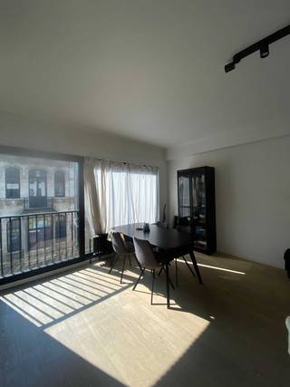 Instap klaar 1- slaapkamer appartement op een centrale ligging.<br />Locatie: Dit appartement te koop is gelegen op de Lange Leemstraat tussen de Belgiëlei en Berchem Station. Een zalige ligging op wandelafstand van het groen kwartier, winkels, leuke horecazaken. Het centrum van Antwerpen is makkelijk bereikbaar met het openbaar vervoer vlak voor de deur.<br /> <br />Beschrijving: Dit 1- slaapkamer appartement ligt op de 3de verdieping te bereiken met de lift of via de trap. Bij het binnenkomen heb je aan de linkerkant de lichtrijke eetkamer met de open keuken. Dankzij de grote raampartij geniet je hiervan heel veel natuurlijk licht. Aan de rechter kan heb je de woonkamer. De keuken heeft een tegelvloer, de rest van het appartement heeft een mooie parket.<br />Als je verder loopt naar de achterzijde van het gebouw, bereik je de ruime slaapkamer met voldoende plaats voor een grote kast. De slaapkamer heeft dezelfde parket, die je ook terug kan vinden in het leefgedeelte.<br />De badkamer beschikt over een grote inloopdouche, toilet en badkamermeubel.<br />Tot slot beschikt het appartement over een privatieve kelderberging van en een gemeenschappelijke fietsenberging.<br /> <br />Moest je interesse hebben, mail ons dan even op langeleem333@gmail.com en maak een afspraak op onze kijkdag zaterdag 25/04/2026. – GEEN IMMO