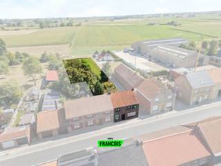 In Haringe bevindt zich deze ruime halfopen woning. Dit huis is volledig te renoveren maar biedt heel wat mogelijkheden. De totale oppervlakte bedraagt 1517m², er is een uitweg aan de zijkant waardoor je de achterkant van het perceel kan betreden. <br /><br />De indeling gaat als volgt: Op het gelijkvloerse verdiep heb je een inkom met kamer, woonkamer, keuken, berging en voutekamer. Op het 1e verdiep is er een nachthal, 3 slaapkamers en een badkamer. Op het 2de verdiep is er nog een zolder aanwezig.<br /><br />Buiten heb je wat buitenbergingen en een ruime aangename tuin! <br /><br />Benieuwd naar de bouw/verbouwmogelijkheden? Contacteer Manon (0475 21 56 22) voor een bezoek ter plaatse! <br /><br />Technische kenmerken<br /><br />- Dubbele en enkele beglazing<br /><br />- Verwarming dmv gaskachel<br /><br />- Dak niet geïsoleerd<br /><br />- Elektriciteit niet conform <br /><br />- EPC: label E <br /><br />