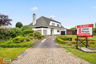 Ben je op zoek naar een ruime gezinswoning met tal van mogelijkheden in een landelijke omgeving? Dan is deze open bebouwing aan de Weg Messelbroek in Zichem zeker een bezoek waard.<br /><br />Deze woning bevindt zich op een mooi perceel van 10a 75ca. Dankzij de royale volumes, drie slaapkamers en de ruime tuin biedt deze eigendom alle troeven voor wie op zoek is naar ruimte, zowel binnen als buiten.<br /><br />De woning is degelijk gebouwd en vormt een uitstekende basis voor wie graag moderniseert naar eigen smaak en hedendaags wooncomfort. De keuken werd reeds vernieuwd, terwijl verdere opfrissings- en modernisatiewerken de mogelijkheid bieden om deze woning volledig af te stemmen op uw persoonlijke wensen.<br /><br />De ligging combineert rust met een vlotte bereikbaarheid. Het centrum van Zichem, openbaar vervoer en het station bevinden zich in de nabije omgeving, terwijl ook de verbindingen richting Diest, Scherpenheuvel, Leuven en Hasselt vlot bereikbaar zijn.<br /><br />***asbestattest in aanvraag***<br /><br /><u><strong>INDELING</strong></u><br /><strong>Gelijkvloers:</strong> Inkomhal, woonkamer, keuken, bureau/gelijkvloerse slaapkamer, badkamer met bad - douche en toilet, berging, garage<br /><strong>1ste verdieping:</strong> 3 slaapkamers met achterliggende zolderruimtes voor opslag<br /><strong>Kelder:</strong> Opslagkelder (deels onderkelderd)<br /><strong>Tuin: </strong>Prachtige tuin met ruime oprit en garage.<br /><br />Ervaar zelf de vele voordelen van deze woning tijdens een persoonlijke rondleiding. <br />Maak vandaag nog je afspraak. <br />Mail naar info@immopersyn.be of bel 013 444 008.