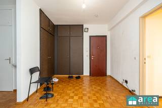 <p><span>Zeer groot appartement met 4 slaapkamers en 3 badkamers</span></p><p><span>Ligging:</span><span> Dit uitzonderlijk ruime appartement (ca. 190m²) is gelegen op de 8° verdieping van residentie 'Ter Schelde' op Linkeroever, op wandelafstand van het Sint-Annabos. Vanuit de woning geniet u van een weids uitzicht over het bos en de indrukwekkende skyline van Antwerpen. De buurt is omgeven door groen en beschikt over alle nodige faciliteiten in de directe omgeving, wat deze locatie zowel rustig als praktisch maakt.</span></p><p><span>Indeling:</span><span> U betreedt de woning via de ruime inkomhal (12m²) op parket, voorzien van een vestiaire en gastentoilet. De lichtrijke leefruimte (51m²) in L-vorm biedt uitzicht op het Sint-Annabos en geeft toegang tot het terras. Aansluitend bevindt zich de ingerichte keuken (11,5m²) met toegang tot een klein terras (1.5m²) met berging. Langs de leefruimte bereikt u een hal met vestiaire en apart toilet, van waaruit u toegang heeft tot een tweede ingerichte keuken (8.5m²), een badkamer met ligbad (4m²). Aan de achterzijde van het gebouw leidt de inkomhal naar een nachthal, die toegang biedt tot nog eens 2 badkamers (5m² & 4m²) en 3 slaapkamers (17m², 12,5m² & 7.5m²). Bij de woning horen 2 aparte kelders op het gelijkvloers, en er dienen verplicht 2 autostaanplaatsen in het gebouw te worden aangekocht, 20.000 voor beide.</span></p><p><span>De gemeenschappelijke kosten bedragen ca 560/maand (gemeenschappelijke delen, water, verwarming, syndicus en reservefonds)</span><span><br /><br /></span></p><p><span>Troeven:</span></p><ul><li><span>Uitzicht op het Sint-Annabos</span></li><li><span>EPC-label B</span></li><li><span>190m² cfr. EPC</span></li><li><span>Oorspronkelijk 2 appartementen</span></li></ul><p><span> </span></p>