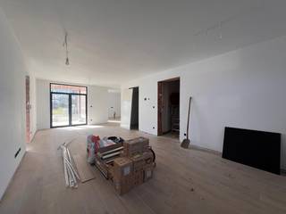 Fase 2: In een klein nieuw appartementsgebouw in bouwstijl aansluitend bij de eclectische villa,  worden 5 appartementen afgewerkt. <br />Gelijkvloers links vinden we dit gezellige appartement met 2 slaapkamers en tuin dat wordt afgewerkt met kwaliteitsvol materiaal.<br />Al bij het binnenkomen vallen de gezellige woon- eetkamer en de aansluitende leefkeuken meteen op. Beide slaapkamers en de tussenliggende badkamer vervolledigen het appartement en een handige bergplaats biedt ruimte voor de hedendaagse technieken.<br />Dit appartement beschikt eveneens over het genot van een terras en tuin, die naadloos aansluiten bij de gemeenschappelijke parktuin met majestueuze bomen, doch voldoende privacy bieden.<br />Vloerverwarming door middel van warmtepomp, zonnepanelen en verluchtingsmodule zorgen voor een aangenaam binnenklimaat. Elk appartement in dit gebouw beschikt over een ruime privatieve kelderberging bereikbaar via trap of lift.<br />Het gebouw werd perfect geïntegreerd in een prachtige (her)aangelegde parktuin met wadi waarvan alle bewoners in het project het genot hebben. De gemeenschappelijke parkeergarage bevindt zich onder het naastliggende gebouw (minimaal 1 autostaanplaats verplicht aan te kopen, niet inbegrepen in verkoopprijs appartement). Een makkelijk bereikbare bovengrondse gemeenschappelijke fietsen- en afvalberging vervolledigen het geboden comfort voor de bewoners. <br />In de vormgeving van zowel gevels als interieur, wordt extra aandacht besteed aan een stijlvolle en tijdloze, duurzame afwerking.<br />Voor verdere informatie kan u ons steeds bereiken op 0473/45.77.37 of via mail info@batimmo-vastgoed.be