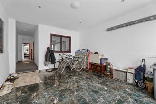 In het hart van Sint-Niklaas, in de autoluwe Nieuwstraat, vind je deze zeer ruime stadswoning met een uitzonderlijke bewoonbare oppervlakte en tal van mogelijkheden. Je woont hier op wandelafstand van winkels, horeca en het station.
De woning biedt meerdere grote leefruimtes en een polyvalente kamer aan de straatzijde. Achteraan ligt een royale leefruimte met grote raampartijen en directe toegang tot het terras en de stadstuin. De tuin vraagt onderhoud maar biedt voldoende ruimte om buiten te zitten.
Daarnaast beschikt de woning over drie badkamers, waarvan twee recent afgewerkt met marmerlook tegels, en een derde badkamer die zich situeert in een slaapkamer op het gelijkvloers. Op de verdieping bevinden zich verschillende ruime slaapkamers.
Deze woning is geschikt voor grote gezinnen, voor wie veel binnenruimte zoekt of voor wie wonen wil combineren met een praktijk- of hobbyruimte. Dankzij de huidige verhuur en de bijhorende stabiele huuropbrengst vormt dit pand bovendien een interessante opportuniteit voor investeerders die op zoek zijn naar een mooi huurrendement in centrumlocatie.
Wie op zoek is naar ruimte, ligging en potentieel vindt hier een bijzonder veelzijdige stadswoning in het hart van Sint-Niklaas.