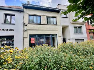 <p><span>Te renoveren woning met garage in centrum Oudenaarde.</span></p><p><span> </span></p><p><span>INDELING</span></p><p><span>De woning omvat op het gelijkvloers een inkomhal, 2 slaapkamers, living, keuken en badkamer.</span></p><p><span>Op de eerste verdieping is er een living met keuken, badkamer en slaapkamer.</span></p><p><span>Verder is er een zolder en een kelder.</span></p><p><span>De woning heeft een ruime garage op de kant van de Pauwel Vander Scheldenstraat.</span></p><p><span> </span></p><p><span>LIGGING</span></p><p><span>Gelegen in het centrum van Oudenaarde, vlakbij het station en op wandelafstand van de markt.</span></p><p><span> </span></p><p><span>PRAKTISCH</span></p><p><span>Voor meer info en/of afspraak mail eefje@immodhondt.be</span></p>