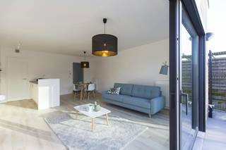 You must have visited this apartment! The long entrance hall invites you to the bright living space with an adjoining fully equipped open...