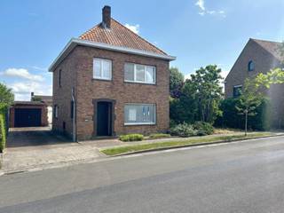 Te renoveren woning in een rustige, residentiële omgeving met veel potentieel. De woning omvat een inkomhal, lichtrijke leefruimte, keuken,...