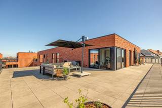 Laat je verrassen door deze waanzinnige moderne penthouse met een prachtig zuidgericht terras waar je de hele dag door van de zon kan genieten. Dankzij de royale oppervlakte en vele raampartijen baadt het appartement in het licht en ervaar je een ongeëvenaard ruimtegevoel.<br />De penthouse beschikt over een stijlvolle leefruimte met open keuken – ideaal voor gezellige avonden en het ontvangen van gasten. Verder zijn er 3 volwaardige slaapkamers en 2 prachtige badkamers, wat zorgt voor optimaal comfort voor het hele gezin. Zowel in het appartement als beneden in de ondergrondse is er bergruimte. <br />Als extra troef zijn er 2 staanplaatsen, die mee aangekocht dienen te worden (aan €30.000/staanplaats).<br />Gelegen in een aantrekkelijke buurt in Gent, combineert deze penthouse rust, luxe en een uitstekende bereikbaarheid.<br />Benieuwd naar deze unieke penthouse? Neem contact op met ons op het nummer 0477/82.57.70 of mail naar info@wrs-whitelabel.be