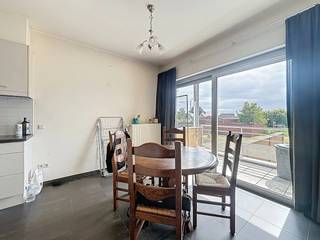LIGGIING:Het appartement is gelegen in het centrum van Aalter, dichtbij het station. Hier kan je snel de snelwegen bereiken richting Gent en de...