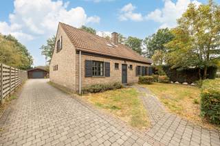 <p>Aan de Brakenberg in Halle, een groene en kindvriendelijke deelgemeente van Zoersel, bevindt zich deze open bebouwing op een rustige en aangename locatie. Scholen, winkels en het centrum liggen op korte afstand en via de E34 bereik je vlot Antwerpen en Turnhout.</p>
<p>Op het gelijkvloers kom je binnen via de inkomhal met gastenwc. Van daaruit bereik je de woonkamer en de recent vernieuwde keuken. De woonkamer biedt een mooi groen zicht op de tuin en geeft rechtstreeks toegang naar buiten, waardoor binnen en buiten mooi in elkaar overlopen. Verder zijn er op deze verdieping nog een bureau, ideaal voor wie van thuis werkt, en twee praktische bergingen.</p>
<p>Op de eerste verdieping bevinden zich drie slaapkamers en de badkamer met dubbele lavabo. Daarnaast beschikt het huis ook over een kelder, wat voor extra bergruimte zorgt.</p>
<p>Buiten is er een ruime oprit die leidt naar de garage. De vernieuwde keuken en de nieuwe gascondensatieketel zorgen bovendien voor extra comfort.</p>
<p><strong>Troeven:</strong></p>
<ul>
<li>Geen renovatieplicht</li>
<li>Recent vernieuwde keuken</li>
<li>Nieuwe gascondensatieketel</li>
<li>3 slaapkamers en apart bureau</li>
<li>Mooi groen zicht vanuit de woonkamer</li>
<li>Rechtstreekse toegang vanuit de woonkamer naar de tuin</li>
<li>Ruime oprit en garage</li>
<li>Twee bergingen en kelder</li>
<li>Open bebouwing op een rustige en groene locatie</li>
</ul>
<p>Een aangenaam en degelijk gezinshuis met veel ruimte, een groene tuin en een goede ligging in Halle-Zoersel.</p>
<p>Graag meer info of een bezoek ingepland? Contacteer ons via jarno@groepvanhaute.be of 0492 83 88 19.</p>