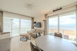 Bright corner apartment with 1 bedroom with frontal sea view and side view of the dunes for sale in Middelkerke. You are on the first floor of...