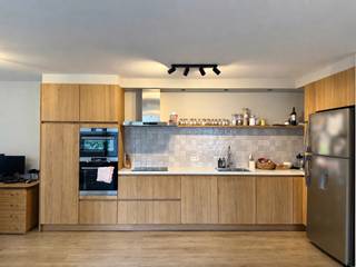 Ontdek dit ruim en lichtrijk appartement op de tweede verdieping van een verzorgd gebouw in de Molenstraat, centraal gelegen in Antwerpen. Met een bewoonbare oppervlakte van maar liefst 113 m², een doordachte indeling, kwalitatieve afwerking en aangename lichtinval biedt dit appartement een ideale combinatie van comfort en ruimte. Bovendien beschikt het appartement over airconditioning, een private garagebox en een gunstig EPC B-label, wat bijdraagt aan een energiezuinige woonervaring.<br /><br />GA NAAR WWW.DEBOERENPARTNERS.BE OM RECHTSTREEKS UW ONLINE AFSPRAAK IN TE PLANNEN<br /><br />Indeling:<br />Inkomhal met gastentoilet<br />Ruime en lichtrijke leefruimte met grote raampartijen<br />Volledig uitgeruste open keuken met kwalitatieve toestellen<br />Twee aangename terrassen die zorgen voor extra buitenruimte en veel natuurlijk licht<br />Master bedroom met ingemaakte kasten<br />Tweede volwaardige slaapkamer<br />Derde slaapkamer / bureau / kinderkamer<br />Badkamer met ligbad, douche en dubbele lavabo<br />Praktische berging<br /><br />De ruime leefruimte vormt het absolute hart van het appartement. Dankzij de grote raampartijen geniet u hier van een overvloed aan natuurlijk licht, wat zorgt voor een aangename en open sfeer. De moderne open keuken sluit naadloos aan op de leefruimte en is volledig uitgerust voor optimaal wooncomfort.<br /><br />De drie slaapkamers bieden tal van mogelijkheden voor gezinnen, koppels of wie een extra ruimte wenst als bureau of hobbykamer. De badkamer is uitgerust met een ligbad, douche en dubbele lavabo en combineert comfort met functionaliteit. Daarnaast zorgt de aanwezige airconditioning voor een aangenaam binnenklimaat tijdens warme zomerdagen.<br /><br />Bijzonderheden:<br />EPC B<br />Airconditioning aanwezig<br />Garagebox inbegrepen in de huurprijs<br />Algemene kosten: €200/maand inclusief water<br />Beschikbaar vanaf 1 augustus<br /><br />GA NAAR WWW.DEBOERENPARTNERS.BE OM RECHTSTREEKS UW ONLINE AFSPRAAK IN TE PLANNEN