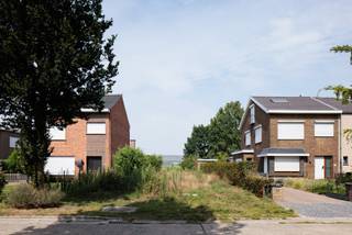 Deze bouwgrond bevindt zich op minder dan 800m wandelen van het centrum van Lochristi, maar geniet van een rustige residentiële ligging in een oudere wijk. De woningen staat allemaal net iets verder van de straat, er is een volwassen groenscherm met hagen en bomen aanwezig en alle huizen hebben voldoende licht en ruimte rondom. Deze verkaveling dateert al van 1962, waardoor de bouwmogelijkheden ruim zijn. Het perceel is 10m breedte en gemiddeld zo'n 43,5m diep. Er kan een woning gebouwd worden met 2 bouwlagen en een dakverdieping. De originele bouwvoorschriften spreken van een hoofdgebouw van min. 9m en max. 12m en een aan/achterbouw van min 6 en max. 9m, met een totaal toegelaten bouwdiepte van 18m, al wordt daarbij al vermeld dat afwijkingen kunnen toegestaan worden indien ruimtelijk te verantwoorden. De huizen in de straat hebben een voortuinstrook van 9m, dit zorgt voor een aangenaam en ruimtelijk gevoel bij het binnenrijden van de straat, er is op die manier ook voldoende afstand om privacy te garanderen en inkijk te vermijden. Achteraan palen de loten aan deze kant van de straat aan agrarisch gebied met uitzicht op tuinbouw. Deze bouwgrond laat toe om een ruime nieuwbouwwoning op te richten met een leuke private tuin, op wandelafstand van het centrum, met nabijheid van alle dagelijkse voorzieningen zoals openbaar vervoer, scholen, winkels, sport en vrije tijd en toch te kunnen genieten van de rust in een groene straat zonder doorgaand verkeer. Meer info: 0485/321.842