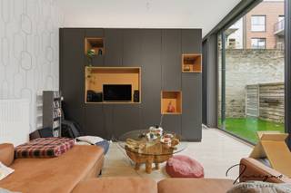 <strong>Hip</strong> gelijkvloers wonen met stadstuin op<strong> het Eilandje</strong> in Antwerpen<br /><br />Op zoek naar ruimte, licht én een leuke buitenplek op het bruisende Eilandje?<br /><br />Dit ruim gelijkvloers appartement bevindt zich in een <strong>stijlvol en verzorgd gebouw</strong> op een <strong>toplocatie</strong>.<br />Bij het binnenkomen word je meteen verrast door de royale leefruimte met open keuken. Het hoge plafond en de grote raampartijen zorgen voor een heerlijk gevoel van licht en ruimte, met een mooi zicht op de gezellige stadstuin.<br />Een op maat gemaakte kastenwand vormt een slimme en esthetische scheiding tussen de leefruimte en één van de slaapkamers. Deze kamer bevindt zich aan de achterzijde van het appartement en wordt momenteel ingericht als <strong>thuiskantoor</strong> – ideaal voor wie comfortabel van thuis wil werken.<br />Aan de voorzijde van het appartement bevindt zich nog een tweede, lichtrijke slaapkamer. Verder beschikt het appartement over een aparte gastentoilet, een badkamer en een praktische berging in de gang.<br /><br /><strong>Extra troeven:</strong>
<ul>
	<li>Gezellige en onderhoudsvriendelijke stadstuin</li>
	<li>Fietsenstalling in de ondergrondse garage</li>
	<li>Private kelderberging</li>
	<li>Gelijkvloers comfort op een gegeerde locatie</li>
</ul>
Kortom, een instapklaar en ruim appartement met een mooie combinatie van karakter, functionaliteit en hippe stadsomgeving.<br />Interesse? Ontdek zelf de charme van dit unieke appartement en plan snel je bezoek in!