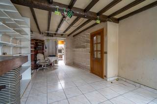  Deze woning is ideaal voor wie een combinatie zoekt van wonen en eventueel werken op een goed bereikbare locatie.<br /><br />Het gelijkvloers deed vroeger dienst als buurtwinkel, waardoor de indeling praktisch en open is opgezet. De ligging aan een drukke invalsweg vlak bij meerdere scholen zorgt bovendien voor een sterke visibiliteit.<br /><br />Via de inkomhal kom je binnen in de leefruimte met aansluitend een aparte keuken en een eetgedeelte. Op het gelijkvloers is ook een eerste badkamer aanwezig.<br /><br />Op de eerste verdieping bevinden zich twee volwaardige slaapkamers. Op de bovenste verdieping hebben we een derde slaapkamer met kitchenette en ook een tweede badkamer. <br /><br />Achteraan de woning ligt een rustig terras, perfect als buitenruimte om te ontspannen.<br /><br />Daarnaast is er een kelderberging voor extra opbergruimte en een private oprit voor de woning. <br /><br />Interesse in deze woning? <br />Neem contact op met Simon via 0471 547 642 - simon@dekeyser.immo of <br />Matthis via 0477 804 350 - matthis@dekeyser.immo