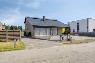 Deze woning is centraal gelegen in Dessel, vlakbij het kanaal Bocholt-Herentals op fietsafstand van het centrum en lokale winkels. Er is een vlotte verbinding naar omliggende gehuchten en gemeenten, alsook naar de E34 Antwerpen–Eindhoven.<br /><br />Via de inkomhal, met vestiaireruimte, kom je in de L-vormige woonkamer, die is opgedeeld in een zit- en eethoek. Dankzij de grote ramen geniet je hier van aangename lichtinval, terwijl de inbouwhaard zorgt voor extra gezelligheid in de koude wintermaanden. De keuken werd in 2018 vernieuwd en is voorzien van een koelkast, combi-oven, stoomoven, inductiekookplaat, afzuigkap, vaatwasser, dubbele spoeltafel, granieten werkbladen, voldoende kastruimte en een ontbijthoek. De veranda, voorzien van inbouwkasten, fungeert een groot deel van het jaar als extra leefruimte. Verder is er een apart toilet en een wasplaats/berging.<br /><br />Het slaapgedeelte bevindt zich vier treden hoger. De nachthal geeft toegang tot drie slaapkamers, waarvan twee voorzien zijn van inbouwkasten, en een volledig betegelde badkamer (2018) met ruime douche, wastafel in meubel, extra toilet en een inbouwkast.<br /><br />De woning beschikt over een ruime droge kelder; het overige deel is kruipkelder. Via een luik met uitschuiftrap bereik je de ruime zolder, die nog extra mogelijkheden biedt qua inrichting. Het dak en de bijhorende isolatie werden in 2020 volledig vernieuwd. In 2021 werden bovendien 12 zonnepanelen geïnstalleerd. De ramen dateren van 1992.<br /><br />In de tuin is er een ruime gemetselde garage met extra opbergruimte, een houten tuinhuis en een bijkomende bergruimte, bijvoorbeeld voor het stockeren van hout.<br /><br />Deze woning werd degelijk gebouwd en is altijd goed onderhouden. Ben je op zoek naar een ruim ingedeelde woning met veel opbergruimte? Dan is deze woning zeker het bekijken waard.<br /><br />— stedenbouwkundige inlichtingen in aanvraag —