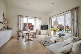 Ontdek deze veelzijdige gerenoveerde woning met handelsfunctie op een uitstekende locatie in Zwijnaarde.Deze eigendom combineert een lichtrijke...