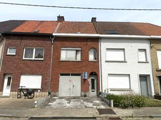 Charmante rijwoning met tuin en garage! 🏡<br /><br />Zoekt u een praktische, ruim ingedeelde woning?<br />Deze gezellige rijwoning biedt het comfort van een open indeling én het gemak van een eigen garage.<br /><br />Indeling:<br />Gelijkvloers: Inkomhal, lichtrijke leefruimte met open keuken 🍳, apart toilet 🚽, zitdouche 🚿, garage 🚗 en toegang tot de gezellige tuin 🌿.<br />Kelder: Ruime, droge kelder (ideaal als berging). 🛏️ Eerste verdieping: 2 volwaardige slaapkamers, 1 kinder-/strijkkamer 🧺<br />Zolder: Extra opbergruimte📦 .<br /><br />Troeven: 🚗 Garage | 📦 Droge kelder | 🍳 Open keuken | 🌿 Tuin | 🛏️ 3 kamers<br /><br /><u><strong>Wettelijke info : </strong></u><br />EPC : 378 kWh/m². - D-label, geldig tot 09 augustus 2036<br />Stedenbouw : Geen beschermd monument, niet op inventaris, Vergunning uitgereikt, Woongebied, Geen dagvaarding uitgebracht, Geen voorkooprecht ruimtelijke ordening aanwezig, Verkavelingsvergunning, geen overstromingsgebied, niet gelegen in afgebakend oevergebied.<br />Watertoets : P en G-score : A en A, geen natte voeten hier dus.<br />Maatregelenregister : geen nadelige maatregelen gekend<br />Vrij : bij akte<br />Asbest : niet-asbestveilig<br />Niet-geindexeerd KI (basis voor berekening jaarlijkse onroerende voorheffing) : 327 euro<br /><br />Plan snel uw bezoek en ontdek het potentieel van deze woning!