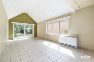 Rustig gelegen te renoveren gezinswoning met zonnige tuin en landelijk uitzicht<br /><br />Bent u op zoek naar een woning op een rustige locatie, met een mooie tuin en tal van mogelijkheden? Dan is deze woning in het landelijke Vlissegem, op korte afstand van De Haan, zeker een bezoek waard.<br /><br />De woning is goed onderhouden en vormt de ideale basis om volledig naar eigen smaak te moderniseren. Dankzij de doordachte indeling en de aangename ruimtes biedt ze heel wat potentieel voor wie comfortabel wil wonen.<br /><br />Via de inkomhal met gastentoilet bereikt u de lichtrijke leefruimte, die dankzij het hoge plafond een bijzonder ruimtelijk gevoel creëert. Het grote schuifraam geeft rechtstreeks uit op de tuin en zorgt voor een aangename verbinding tussen binnen en buiten. De afzonderlijke keuken grenst aan de leefruimte en kan, indien gewenst, eenvoudig geïntegreerd worden tot één open leefruimte. Verder beschikt de woning over een inpandige garage met aansluitende wasruimte.<br /><br />Op de verdieping bevinden zich drie volwaardige slaapkamers en een ruime badkamer, uitgerust met een ligbad, douche, toilet en wastafel. Daarnaast is er nog een praktische zolder, ideaal als extra bergruimte.<br /><br />De diepe achtertuin vormt een absolute troef. Hier geniet u in alle rust van een prachtig, open uitzicht over de achterliggende velden. Een ideale plek om te ontspannen en volop van het buitenleven te genieten.<br /><br />Interesse? Neem vandaag nog contact op met Victor van Immo Francois via victor@immofrancois.be of op 0470 64 60 28 <br /><br />