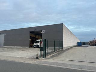 Ruime loods van ca. 240m² op uitstekende locatie te Meulebeke.Specificaties van de loods:- Vrije hoogte van ca.6m- Polybetonvloer- Geïsoleerd dak voorzien van lichtstraat- Elektrische sectionaalpoort- Drijfkracht - Verlichting- Trap naar mezzanine- Sanitaire blok- 1 bijhorende parkeerplaats (A)Vrij vanaf 1 januari 2026.Bent u op zoek naar bedrijfsvastgoed bestaande uit een magazijn te huur in Meulebeke? Aarzel dan niet om ons te contacteren op het nummer 051 21 22 23.