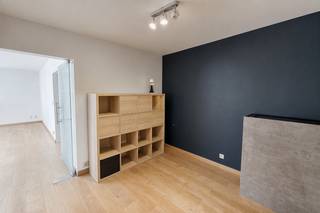 <div>
<div>
<div>
<div>
<div><span><strong>Instapklaar appartement met 2 slaapkamers en ondergrondse autostaanplaats in Residentie "De Plaetse" te Arendonk.<br /><br /><u>Een bezoek aanvragen kan eenvoudig via onze website: www.immodrie.be. Zoek het pand terug onder 'Te Huur' en selecteer vervolgens op de pagina de optie 'Bezoek aanvragen'. Omwille van de grote reeks aanvragen, worden verzoeken via Immoscoop of andere portaalsites niet verwerkt.</u><br /></strong></span></div>
</div>
</div>
</div>
</div>
<p>In de verzorgde Residentie <em>De Plaetse</em> te Arendonk bevindt zich dit ruime appartement op de tweede verdieping. Op deze verdieping zijn slechts twee andere appartementen aanwezig, wat zorgt voor een rustige en aangename woonomgeving.</p>
<p>Bij het betreden van het appartement komt u terecht in een ruime inkomhal met voldoende plaats voor het voorzien van een vestiairekast, schoenenkast of extra opbergruimte. Via een stijlvolle glazen deur bereikt u de lichtrijke leefruimte. Dankzij de grote raampartijen geniet deze ruimte van een aangename natuurlijke lichtinval, terwijl het open karakter u alle vrijheid biedt om de woon- en eetruimte volledig naar eigen smaak in te richten. Vanuit de leefruimte is er toegang tot een zuid-oost gericht terras.</p>
<p>Aansluitend bevindt zich de halfopen keuken, praktisch ingericht met een keukenwand voorzien van kookplaat en ruime opbergmogelijkheden. Aan de overzijde vindt u een vaste ontbijttafel en een functionele kastenwand met ingebouwde combi-oven en koelkast. Naast de keuken bevindt zich een praktische voorraadberging, uitgerust met een vaatwasser en aansluiting voor een wasmachine.</p>
<p>Vanuit de leefruimte geeft een tweede glazen deur toegang tot de nachthal. Hier bevinden zich twee volwaardige slaapkamers, ideaal als master bedroom, kinderkamer, bureau of hobbyruimte. Verder beschikt het appartement over een verzorgde badkamer met ligbad voorzien van douchearmatuur en een badkamermeubel met enkele wastafel. Een apart gastentoilet vervolledigt het geheel.</p>
<p>Als extra troef beschikt het appartement over een privatieve ondergrondse autostaanplaats, wat zorgt voor extra comfort en gebruiksgemak.</p>