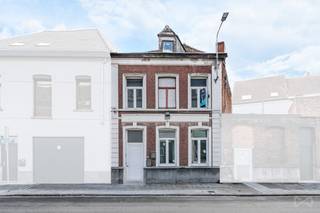 🏡 TE KOOP – Appartementengebouw met 2 units in Doornik<br /><br />📍 Doornik – Dicht bij treinstation, snelwegen, winkels en alle voorzieningen<br /><br />Bent u op zoek naar een onroerend goed dat al huurinkomsten biedt en nog steeds een goed ontwikkelingspotentieel heeft? Ontdek dit gebouw, ideaal gelegen in Doornik, dicht bij het station, de belangrijkste snelwegen, winkels en alle voorzieningen.<br /><br />Het gebouw bestaat uit twee aparte woningen met elk een eigen meter.<br /><br />🏠 Begane grond – Studio momenteel verhuurd<br /><br />Op de begane grond is een studio gehuurd voor €550 / maand. Het bestaat uit een gezellige woonkamer met semi-uitgeruste keuken, een doucheruimte, een apart toilet en een kantoor- en bergruimte. Een eerste huurinkomen is dus al verzekerd voor de toekomstige koper.<br /><br />🏠 1e en 2e verdieping – Duplex appartement<br /><br />De duplex ontwikkelt een aangename configuratie met op de eerste verdieping een woonkamer, een half uitgeruste keuken, een doucheruimte en een eerste slaapkamer. Op de tweede verdieping bevinden zich een grote slaapkamer en een zolder met extra bergruimte.<br /><br />🔧 Technische informatie<br />2 woningen<br />Individuele tellers<br />Dubbel glas PVC-frame<br />Verwarming door gasconvectoren<br />Conforme elektriciteit voor de duplex<br />Stedenbouwkundige situatie op volgorde<br />Begane grond momenteel verhuurd €550 / maand<br />💰 Een investering met potentieel<br /><br />Het gebouw heeft renovatiewerkzaamheden nodig, maar heeft als voordeel dat de koper tijdens de bouw de huur voor de begane grond kan blijven innen.<br /><br />Een geweldige kans voor een investeerder die een gebouw wil verwerven dat uit twee woningen bestaat, direct huurinkomsten wil ontvangen en na renovatie een echte potentiële toegevoegde waarde wil creëren.