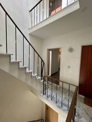 <p><span>Welkom in dit stijlvol gerenoveerde appartement op de eerste verdieping gelegen in een rustige woonwijk te Hoevenen, de centrale hal met handige inbouwkast biedt toegang tot de ruime en lichtrijke woonkamer met open, volledig uitgeruste moderne keuken, achteraan het appartement bevindt zich een berging, apart toilet, twee slaapkamers (9 m² en 13 m²) met terras en de (nog te moderniseren) badkamer, de bijhorende garagebox ligt achter het gebouw, e-peil = B, asbestveilig, conforme elektriciteit, vloeren en ramen werden tevens recent vernieuwd, zeker een bezoek waard </span></p>