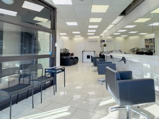 Bent u op zoek naar een ideaal gelegen handelszaak vlak aan het UZ Gent? <br />Dan is dit pand zeker iets voor u! <br /><br />Op een uitstekende locatie vlakbij het UZ Gent bieden wij een handelsruimte aan op het gelijkvloers. Deze commerciële ruimte is momenteel verhuurd aan een kapperszaak, maar leent zich perfect voor diverse andere bedrijfsactiviteiten.<br /><br /><strong>Hoe ziet de indeling eruit: </strong><br />Via de inkomhal komt u terecht in een ruimte waar momenteel de kapperszaak uitgeoefend wordt. Verder is hier ook een apart toilet en aparte ruimte voor keuken/berging. <br /><br /><strong>Kenmerken:</strong>
<ul>
<li>Toplocatie </li>
<li>Duurzame warmtepomp </li>
<li>Flexibel in te richten </li>
<li>Momenteel verhuurd</li>
</ul>
Interesse om eens langs te komen? Contacteer Elisa 0468 45 65 26 of elisa@ocvastgoed.be<br /><br />EPC: C-label, Bruto Vloeroppervlakte handelspand: 52 m² (volgens het EPC-verslag)<br />Stedenbouwkundige inlichtingen: in aanvraag. <br />Overstromingsgevoelig gebied: in aanvraag.<br />P-score, G-score: in aanvraag. <br />Dit pand is niet onderhevig aan de renovatieverplichting