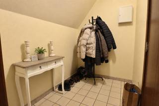<p><span>RUIME GEMEUBELDE STUDIO MET ZALIG ZICHT</span></p><p><span> </span></p><p><span>Op het hoogste verdiep van dit villa appartement pakt deze studio ruim uit.<br />Veel licht en een open zicht zorgen er voor aangenaam woonplezier.</span></p><p><span> </span></p><p><span>De grote inkom heeft voldoende ruimte voor een vestiaire kast en steekt door naar een opmerkelijke woon/slaapruimte.<br />Mooie afmetingen geven voldoende mogelijkheden, eethoek, salon en slaaphoek met slaapzetel of bedkast.<br />Er is een aparte keuken met voldoende kastruimte en een badkamer met douche.</span></p><p><span> </span></p><p><span>Het balkon aan de leefruimte is een leuke buitenruimte, ideaal voor een gezellig ontbijt of een aperitiefje in de zon.<br />Deze eigendom is momenteel verhuurd en heeft zijn huurpotentieel bewezen in de afgelopen jaren.</span></p><p><span> </span></p><p><span>RUSTIGE LIGGING<br />GOED EPC<br />VEEL RUIMTE<br />OOK IDEAAL ALS VASTGOEDINVESTERING</span></p><p><span> </span></p>