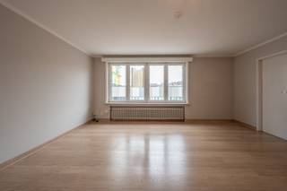 Dit lichtrijke woonappartement met twee ruime slaapkamers is gelegen op de eerste verdieping van een kleinschalige, centraal gelegen residentie.<br /><br />Bij binnenkomst word je verwelkomd in een ruime inkomhal met ingebouwde kasten. De leefruimte is royaal en geniet van veel natuurlijk licht dankzij de PVC-ramen, die uitkijken op de vernieuwde markt. De aparte, ingerichte keuken biedt voldoende ruimte en mogelijkheden.<br /><br />Beide slaapkamers zijn ruim en bieden tal van inrichtingsmogelijkheden. Daarnaast beschikt het appartement over een handige berging waar de gasverwarmingsketel is geïnstalleerd. De verzorgde badkamer is uitgerust met een ligbad, een lavabomeubel met lavabo en een toilet. Voor de wasmachine is een aparte aansluitingsmogelijkheid voorzien.<br /><br />Voor het gebouw is een privéstandplaats voor één wagen beschikbaar. De gevel werd volledig geschilderd. Bovendien zijn de syndickosten beperkt.<br /><br />Heeft u interesse in dit prachtige appartement en wilt u graag een vrijblijvend bezoek plannen?<br />Neem gerust contact op met één van onze makelaars:<br />050/53.01.07<br />✉️ Eveline@immoholiday.be<br />✉️ Tiemen@immoholiday.be<br />