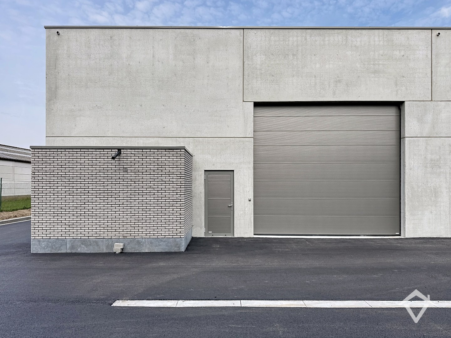 Nieuwbouw loods KMO-UNIT te koop – 326 m² met 1 parkeerplaats inbegrepen op de industriezone te Aartrijke - foto 1