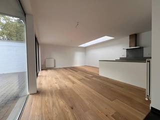 Gezellige woning met veel lichtinval! Gelegen op 250meter van de grote markt in Turnhout. Deze moderne stadswoning combineert de voordelen van het leven in het stadscentrum met comfort en kwaliteitsmaterialen. Inkom met gastentoilet en trapzaal, ruime woonkamer met open keuken (nieuwe apparaten), praktische bergplaats aan de keuken, groot terras aan woonkamer toegankelijk via schuifraam. Via een comfortabele open trap gaat men naar de verdieping met nachthal, geïnstalleerde badkamer, en slaapkamers. Toegang geven naar een gezellig dakterras met mooi uitzicht op de tuin van het naastgelegen museum (Natuurpunt). Deze woning heeft alle troeven voor het creëren van een stijlvolle thuis. Gas, water en elektriciteit met aparte meters. De koper wordt bovendien de kans geboden één extra autostaanplaats(en) op de private parking in de straat aan te kopen (Aankoopprijs per staanplaats 20 000,- euro). Beschikbaar bij akte. Elektriciteit conform, verwarming d.m.v. privatieve gaswandketel, geldig EPB certificaat E 74 - 156kWh/m². Voor meer informatie of plaatsbezoek info@batimmo-vastgoed.be of 0473/45.77.37
