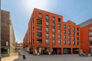 <p><span>Wonen op een unieke locatie in het historische centrum van Mechelen, met een prachtig uitzicht op de Dijle, de levendige Vismarkt en de iconische Sint-Romboutstoren? Dit ruime appartement van 142 m² combineert een uitzonderlijke ligging met comfort, licht en ruimte.</span></p><p><span>Gelegen op de eerste verdieping van de gegeerde Lamot-site, geniet dit appartement van twee aangename terrassen. Het eerste terras biedt een prachtig zicht op de Dijle en de Vismarkt, terwijl het tweede uitkijkt op het sfeervol aangelegde binnenplein. Dankzij de grote raampartijen baadt de leefruimte in natuurlijk licht en geniet u vanuit de woonkamer, keuken en het terras van een uniek stadszicht.</span></p><p><span>De indeling omvat een ruime inkomhal met gastentoilet, een praktische wasplaats/berging, een lichtrijke woonkamer, een goed uitgeruste keuken, twee volwaardige slaapkamers en een badkamer. De keuken is uitgerust met ingebouwde kasten, een inductiekookplaat, dampkap, vaatwasser, dubbele spoelbak, oven en koelkast. De badkamer beschikt over een ligbad met douchemogelijkheid en een dubbele lavabo.</span></p><p><span>Een absolute meerwaarde is de ondergrondse dubbele autostaanplaats op niveau -2, bereikbaar via de Guldenstraat (Q-Park-inrit). Daarnaast is er op de binnenkoer een gemeenschappelijke fietsenberging aanwezig.</span></p><p><span>Het appartement wordt momenteel verhuurd aan 1.100 euro per maand (incl. kosten). </span></p><p><span>De gemeenschappelijke kosten bedragen 226 euro per maand. </span></p><h3><span>Troeven:</span></h3><ul><li><span>Zicht op de Dijle, Vismarkt en Sint-Romboutstoren.</span></li><li><span>Dubbele ondergrondse autostaanplaats inbegrepen.</span></li><li><span>Gemeenschappelijke fietsenberging.</span></li><li><span>Nieuwe CV-ketel (2026).</span></li></ul><p><span> </span></p><p><span>Een uitzonderlijke kans voor wie ruimte, comfort en een unieke stadslocatie weet te waarderen.</span></p><p><span> </span></p><p><span>Ben jij geïnteresseerd in dit appartement te koop in Mechelen, ben je op zoek naar ander vastgoed, een investering of wens je de waarde van jouw eigendom te kennen? Dan ben je bij </span><span>BOLT Immo</span><span> aan het juiste adres! Wij helpen jou graag verder.</span><span> </span></p><p><span> </span></p>