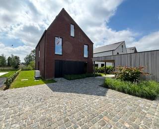 Deze prachtige, alleenstaande woning bevindt zich in het nieuwbouwproject 'Beverkapel' gesitueerd tussen Ardooie, Lichtervelde en Gits. Beverkapel heeft voor elk wat wils te bieden, ideaal voor jonge gezinnen als voor koppels die op zoek zijn naar een rustige woonomgeving met een goede bereikbaarheid.<br /><br /><strong>Woning bestaande uit: </strong><br /><br /><u>Op het gelijkvloers</u>:<br />- Inkomhal met gastentoilet en vestiaire <br />- Lichtrijke leefruimte met zicht op de tuin<br />- Volledig uitgeruste, open keuken <br />- Ruime berging met wasplaats <br />- Carport met tuinberging<br />- Tuin met terras <br /><br /><u>Op het 1e verdiep: </u><br />- 3 volwaardige slaapkamers, waarvan 1 met dressing<br />- Badkamer (bad, inloopdouche, dubbel lavabomeubel)<br />- Apart toilet <br />- Zolder/polyvalente ruimte met vaste trap<br /><br /><u><em><strong>Deze villa biedt u volgende troeven: </strong></em></u><br />- De woning werd volledig geschilderd en voorzien van gordijnen<br />- Vloerbekleding met parket<br />- Zonnepanelen 6020 WP<br />- Verwarming met warmtepomp.<br />- Regenwaterput van 15.000 liter <br /><br /><strong>Deze alleenstaande woning is beschikbaar vanaf 1 OKTOBER 2026. Er is een mogelijkheid om de woning vroeger te betrekken in overleg met de huidige bewoner.</strong><br /><br />Voor meer inlichtingen of een bezoek, aarzel niet mij te contacteren op het <strong>nummer 051 21 11 11 / WhatsApp +32 471 20 07 47</strong> OF via <strong>victoria@imfiro.be.</strong>