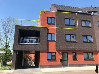 <p>BEZOEK AANVRAGEN EN KANDIDAAT STELLEN VIA DE WEBSITE WWW.DEBOERENPARTNERS.BE</p>
<p>Indien u een bezoek wenst aan te vragen aan dit eigendom, dan kan dit enkel via het aanvraagformulier op onze website. U zoekt het betreffende eigendom onder ons “aanbod te huur”, en klikt daarna bovenaan op “bezoek inplannen”.</p>
<p>Daarna doorloopt u alle stappen en vult u de gevraagde gegevens in. Wij behandelen uw aanvraag binnen de 2 werkdagen en contacteren u daarna. Omwille van het grote aantal aanvragen, worden verzoeken via Immoweb, Immoscoop of Spotto niet behandeld.</p>
<p>Enkel volledig ingevulde kandidaturen op onze website komen in aanmerking. Indien u moeilijkheden ondervindt met het invullen van de kandidaatstelling, aarzel dan niet om ons te contacteren voor hulp en ondersteuning.</p>
- <br /><br />Recent appartement (92m² + 33,5m² terras) met 2 slk, groot terras en ondergrondse autostaanplaats.<br /><br />Algemeen:<br />- Ruim appartement op de 2e verdieping<br />- Riant Zuid-terras (33,5 m²)<br />- Lift aanwezig in gebouw<br />- Vaste kosten 60 euro per maand<br />- Ondergrondse autostaanplaats inbegrepen in de prijs<br />- Aparte meters/tellers<br /><br />Indeling:<br />Ruime inkomhal met apart toilet en handenwasser; badkamer met inloopdouche en dubbele lavabo; 2 slaapkamers; grote leefruimte met open keuken; berging naast keuken; riant terras (Zuid gericht).