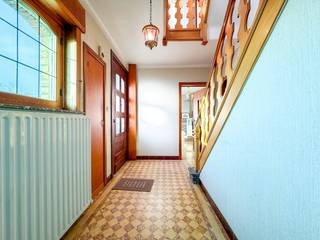 Deze kloeke half-open bebouwing heeft een mooi renovatiepotentieel en kan perfect omgevormd worden tot ruime gezinswoning, gunstig gelegen vlakbij het centrum van Torhout met Station, scholen en alle praktisch gemak.<br />De woning bevindt zich op een perceel van 433 m² en heeft een bewoonbare oppervlakte van 142 m², de achtertuin, private oprit en garage bieden u het extra nodige praktisch gemak en wooncomfort. <br />Indeling: GELIJKVLOERS - ruime inkomhal, zitplaats en eetplaats, keuken, badkamer/wasplaats - VERDIEPING - nachthal, 3 ruime slaapkamers - ZOLDERVERDIEPING: deze is bereikbaar met een vaste trap en kan perfect omgevormd worden tot extra slaapkamer of hobbyruimte.<br />De BUITENOMGEVING omvat de gezellige achtertuin, een private oprit en een garage.<br />Meer weten? Ontdek samen met ons het potentieel van deze renovatietopper!