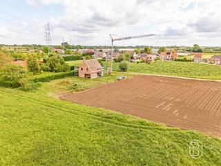 <p>Landelijk wonen met hedendaags comfort – nieuwbouwvilla te Zeveren (Deinze)<br /><br />In de rustige en charmante Leeuwstraat te Zeveren, een deelgemeente van Deinze, vindt u deze exclusieve nieuwbouwvilla op een royaal perceel van 1.353 m². De woning geniet van een westgerichte oriëntatie, ideaal om ’s avonds te ontspannen en te genieten van de ondergaande zon in de tuin.<br /><br />Met een bewoonbare oppervlakte van maar liefst 258 m² werd deze villa ontworpen met oog voor ruimte, licht en hedendaags wooncomfort. De woning verwelkomt u met mooie open leefruimtes die naadloos in elkaar overvloeien en een aangenaam gevoel van rust en luxe creëren. Grote raampartijen zorgen voor een overvloed aan natuurlijk licht en een sterke connectie met de tuin en het omliggende groen.<br /><br />Verder beschikt de woning over een praktisch bureau, perfect voor thuiswerk of een zelfstandige activiteit, vier volwaardige slaapkamers en twee stijlvol ingerichte badkamers, wat deze villa uitermate geschikt maakt voor gezinnen of wie graag ruim woont.<br /><br />De landelijke ligging combineert privacy en rust met een vlotte bereikbaarheid naar Deinze en omliggende steden. Hier woont u in het groen, zonder in te boeten aan comfort of bereikbaarheid.<br /><br />De verkoop gebeurt onder 21% BTW op de constructiewaarde en registratierechten op het grondaandeel.<br /><br />Bent u op zoek naar een energiezuinige, moderne villa met ruimte, licht en een prachtige ligging? Dan is deze woning in Zeveren absoluut een bezoek waard.<br />Een bezoek? Neem contact met ons op via: emiel@immobeguin.be</p>