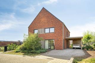 De ruime leefruimte baadt in het licht en vloeit naadloos over in de open keuken met stijlvol kookeiland. De afwerking is tot in de...