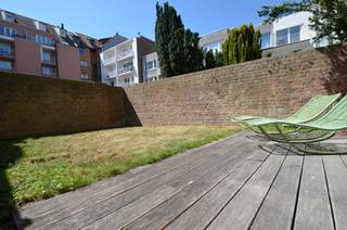 Dit stijlvol tuinappartement bevindt zich in een kleine, standingvolle residentie op een rustige locatie nabij de Zoutelaan.Indeling:Inkomhal met...